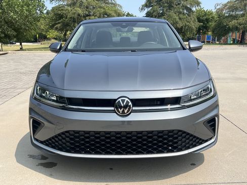 Certified 2025 Volkswagen Jetta SE w/ Sunroof Package FWD image 3