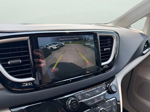 Used 2023 Chrysler Pacifica Touring-L FWD image 27