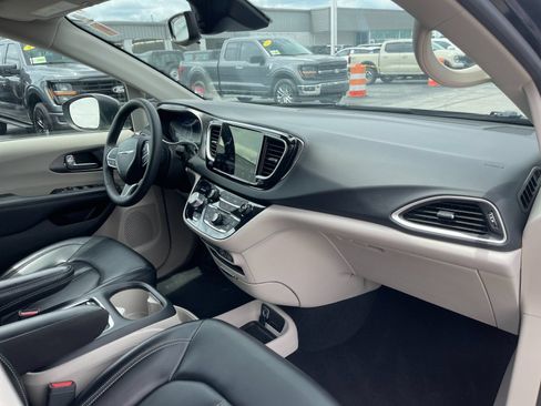 Used 2023 Chrysler Pacifica Touring-L FWD image 19