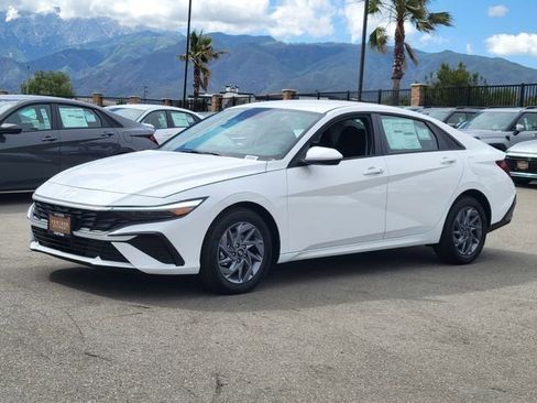 New 2026 Hyundai Elantra Hybrid FWD image 2