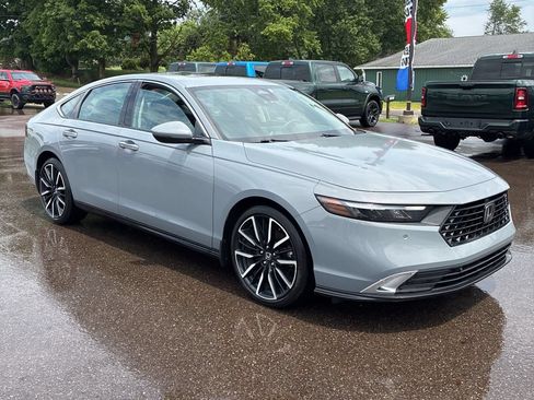 Used 2023 Honda Accord Touring image 2