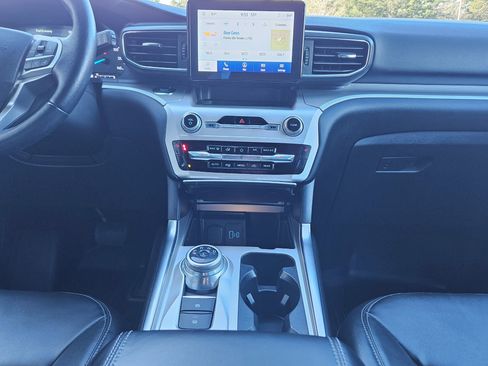 Used 2022 Ford Explorer XLT w/ Equipment Group 202A image 10