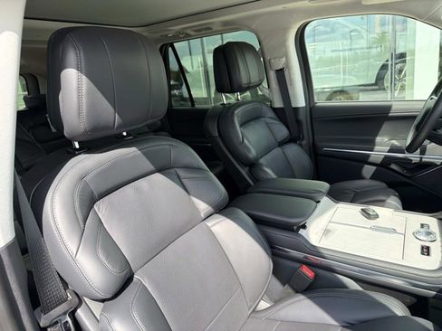 New 2025 Lincoln Navigator Reserve image 19