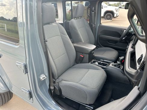 Used 2025 Jeep Wrangler Unlimited Sahara w/ Safety Group AWD/4WD image 25