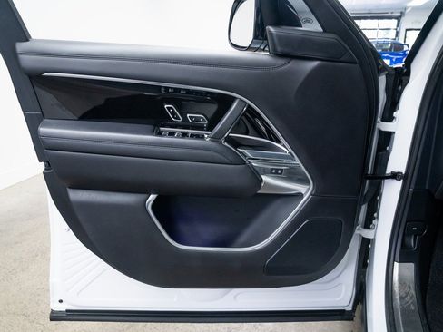 Used 2022 Land Rover Range Rover SE image 17