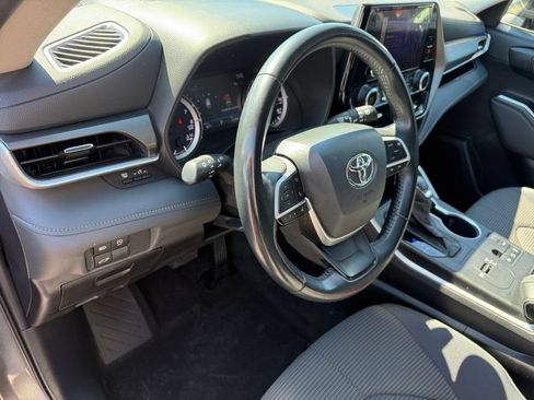Used 2023 Toyota Highlander LE FWD image 36