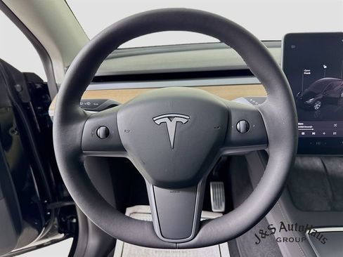 Used 2022 Tesla Model Y Long Range image 12