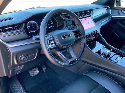 Used 2025 Jeep Grand Cherokee L Overland w/ Advanced Protech Group III image 18