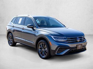 Used 2023 Volkswagen Tiguan SE w/ Panoramic Sunroof Package FWD video 3