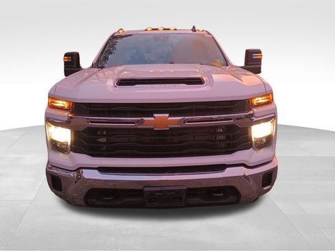 Used 2024 Chevrolet Silverado 3500 LT image 9