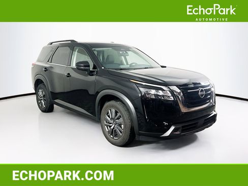Used 2025 Nissan Pathfinder SV image 1