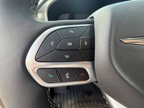 Used 2023 Chrysler Pacifica Touring-L AWD/4WD image 14