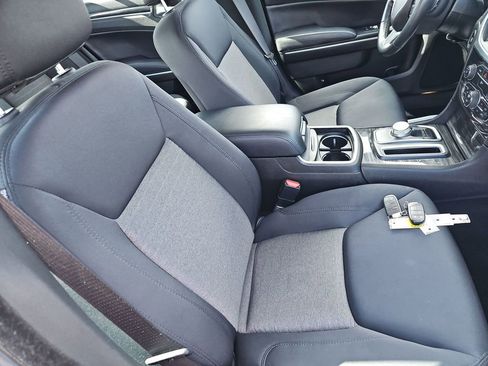 Used 2022 Chrysler 300 Touring image 12