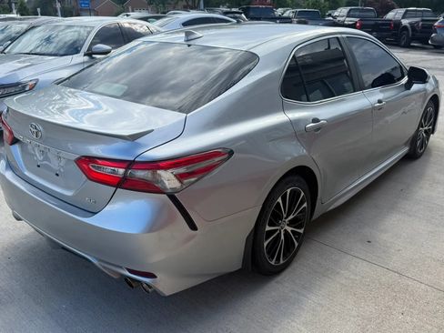 Used 2019 Toyota Camry SE FWD image 3