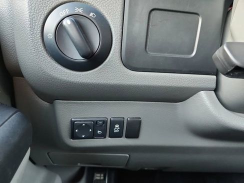 Used 2019 Nissan NV 2500 SV image 14