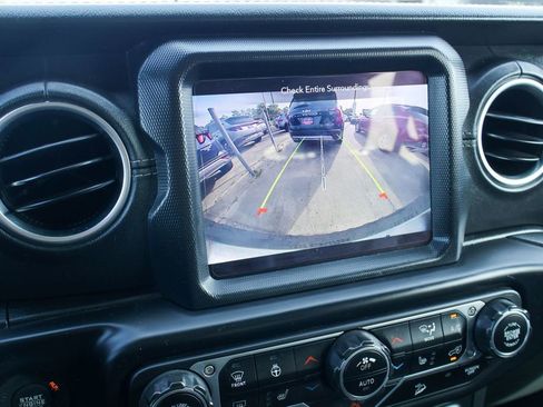 Used 2020 Jeep Wrangler Unlimited Sahara image 4