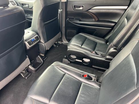 Used 2019 Toyota Highlander XLE image 4