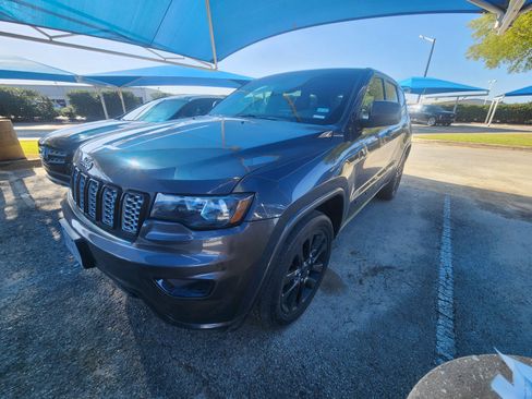 Used 2019 Jeep Grand Cherokee Altitude RWD image 2