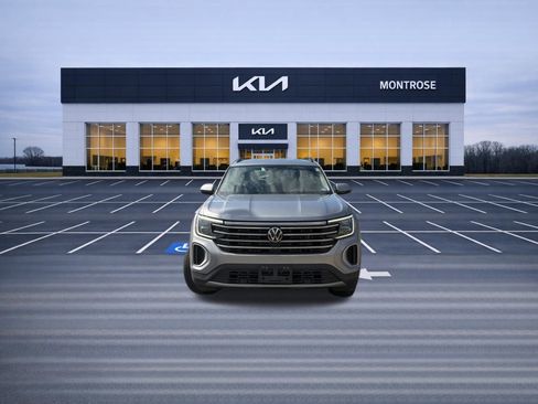 Used 2025 Volkswagen Atlas SE image 2