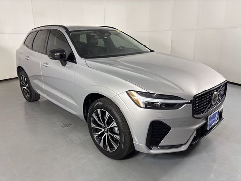 Used 2025 Volvo XC60 B5 Core image 2