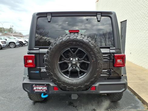 Used 2024 Jeep Wrangler Unlimited image 4