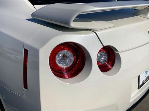 Used 2015 Nissan GT-R Premium image 26