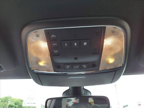 Used 2022 Jeep Grand Cherokee Limited image 34