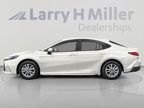 Used 2025 Toyota Camry SE FWD image 3