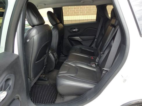 Used 2020 Jeep Cherokee Latitude Plus w/ Comfort/Convenience Group AWD/4WD image 33