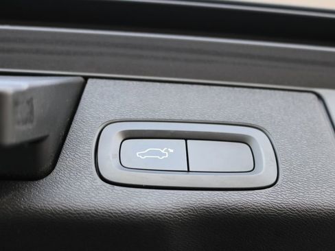 Used 2018 Volvo XC60 T6 Momentum w/ Vision Package image 28