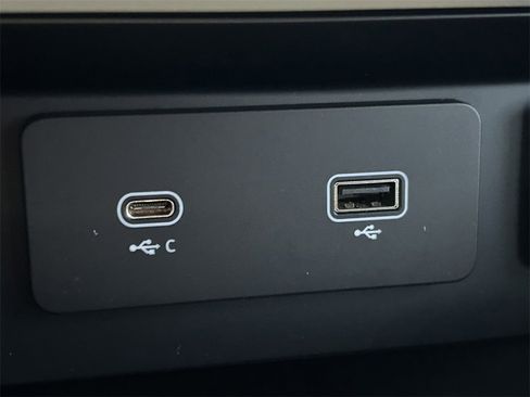 Used 2023 Land Rover Defender 130 X-Dynamic SE image 33