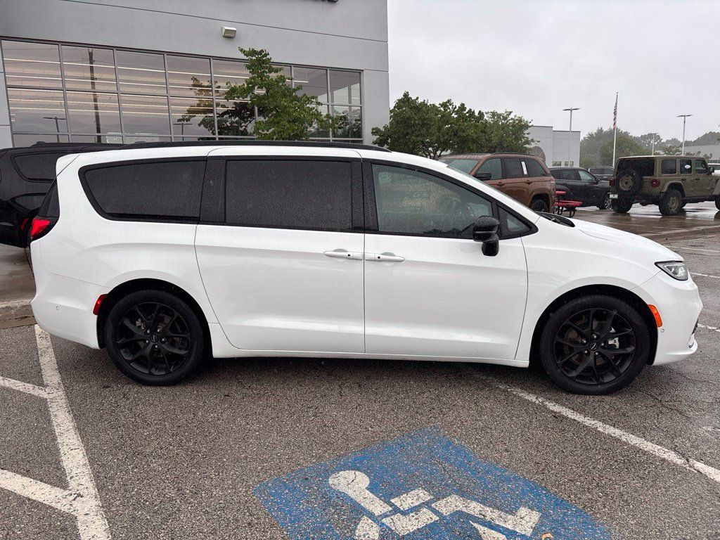 Used 2024 Chrysler Pacifica Touring-L w/ S Appearance Package FWD image 9