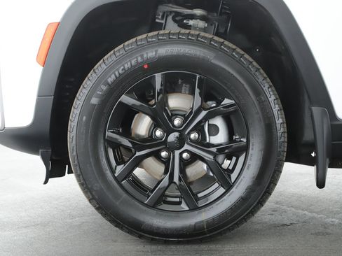 New 2026 Jeep Grand Cherokee Altitude AWD/4WD image 20