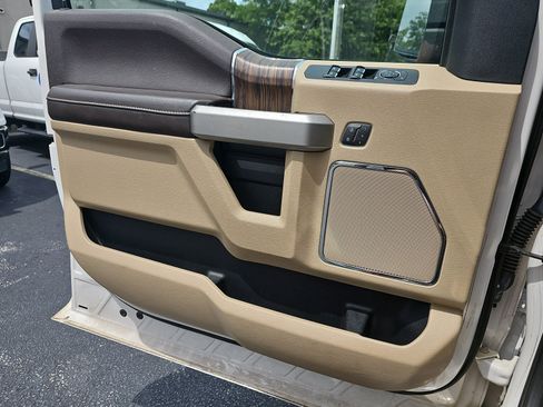 Used 2019 Ford F150 Lariat w/ Equipment Group 502A Luxury AWD/4WD image 25