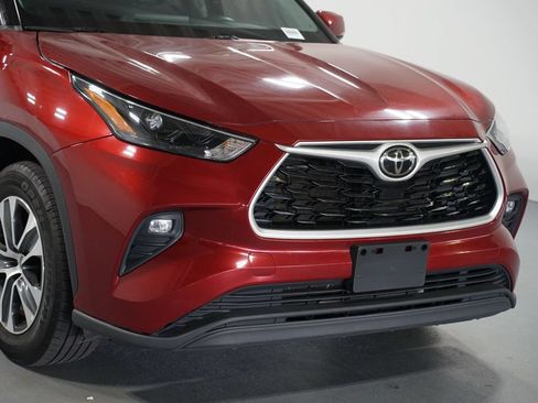 Used 2022 Toyota Highlander XLE FWD image 4