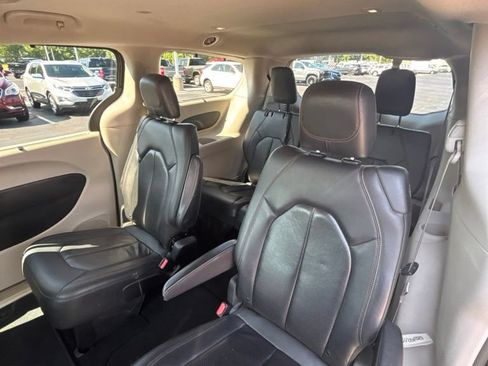 Used 2019 Chrysler Pacifica Touring-L FWD image 17