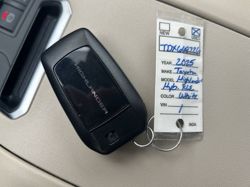 Used 2025 Toyota Highlander XLE image 37