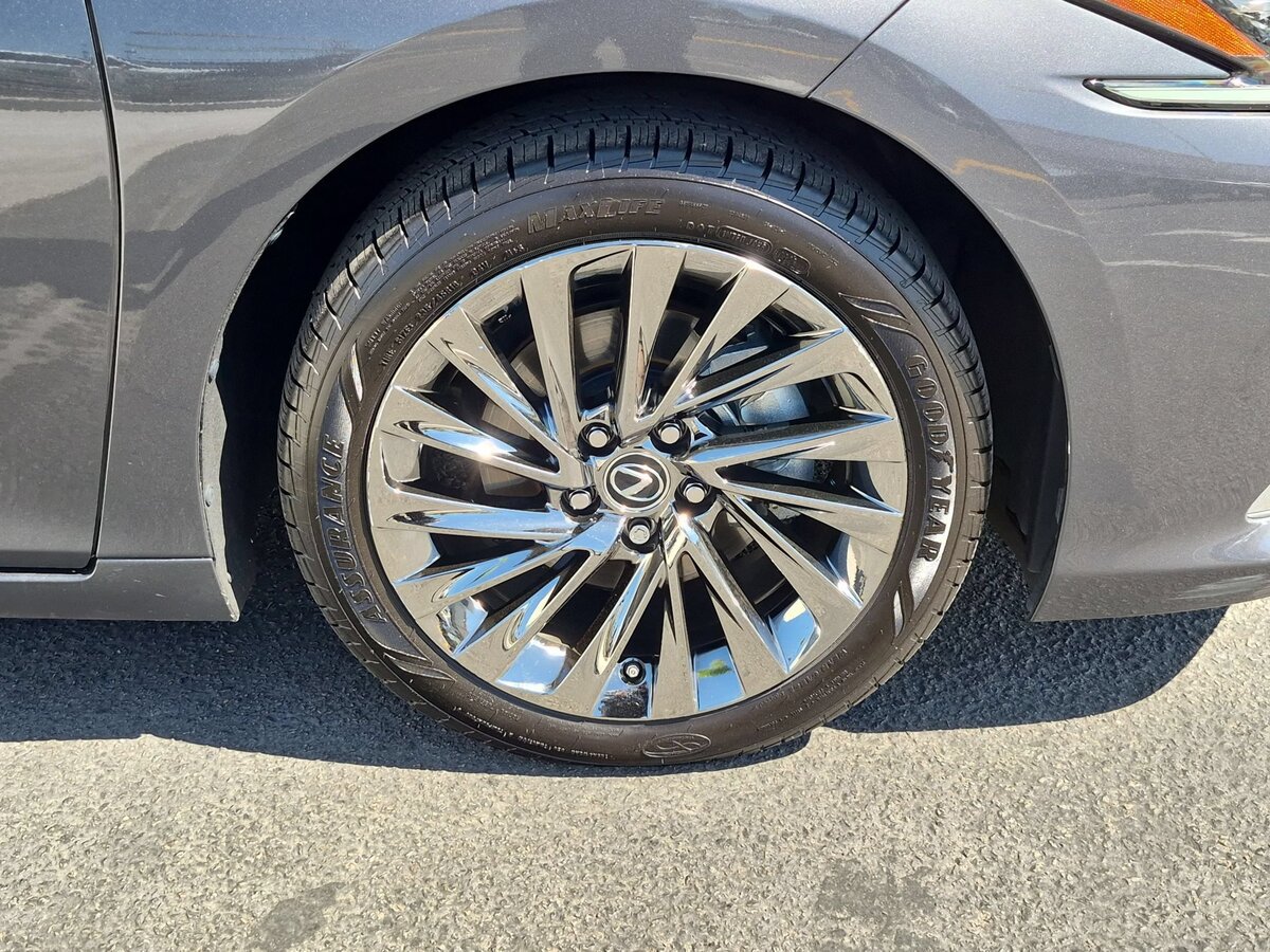 Used 2024 Lexus ES 300h w/ Accessory Package (Z1) FWD image 9