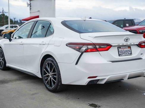 Certified 2022 Toyota Camry SE image 9