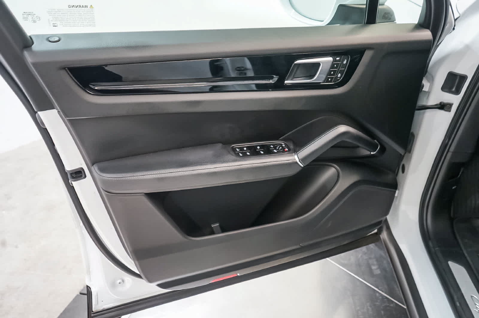 Certified 2023 Porsche Cayenne AWD/4WD image 27