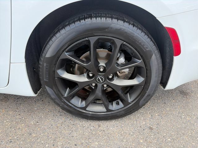 Used 2025 Chrysler Pacifica Limited FWD image 16