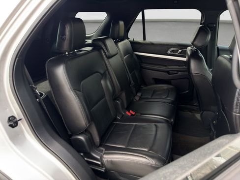Used 2017 Ford Explorer XLT w/ Equipment Group 202A FWD image 19