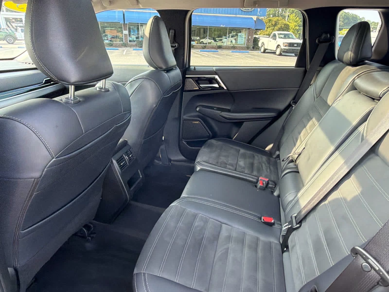 Used 2025 Mitsubishi Outlander SE FWD image 14
