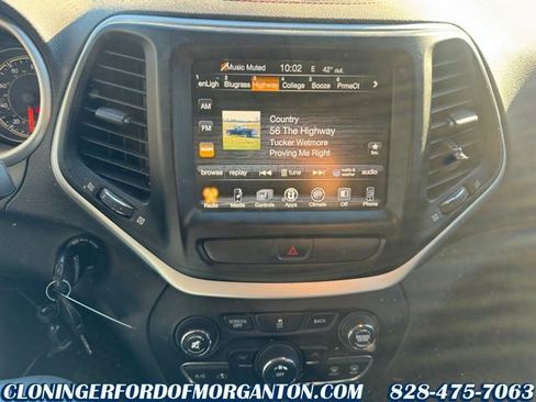 Used 2017 Jeep Cherokee Trailhawk image 28