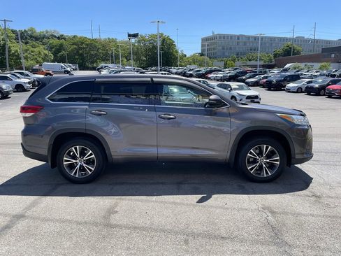Used 2017 Toyota Highlander Plus w/ Carpet Mat Package AWD/4WD image 7