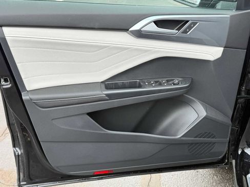 New 2026 Volkswagen Taos SEL image 6