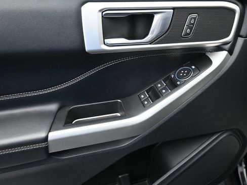 Used 2022 Ford Explorer XLT w/ Equipment Group 202A image 10