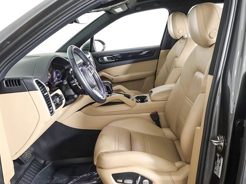 Used 2020 Porsche Cayenne image 34