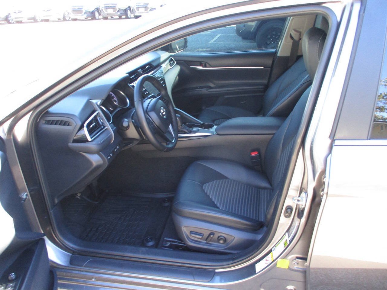 Used 2018 Toyota Camry SE FWD image 5