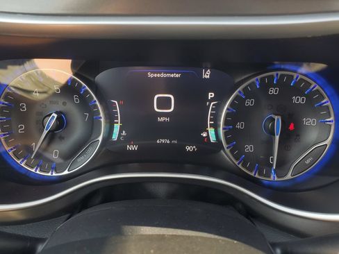 Used 2024 Chrysler Pacifica Touring-L FWD image 12
